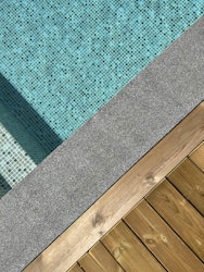Poolkantsten i flammad borstad svart granit 100x34x3,5cm