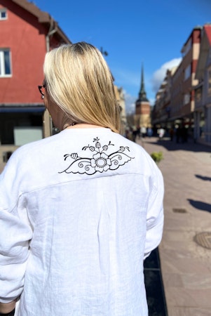 Krysmynta rak linneklänning i linnetyg, Finns i vit och dalablå.