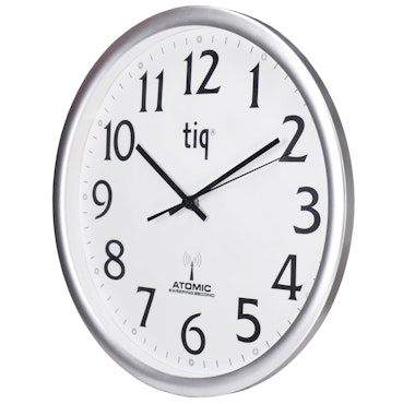 Tiq Väggklocka med silverram i plast, Radiokontrollerad, 35 cm - F6205CSWEEP