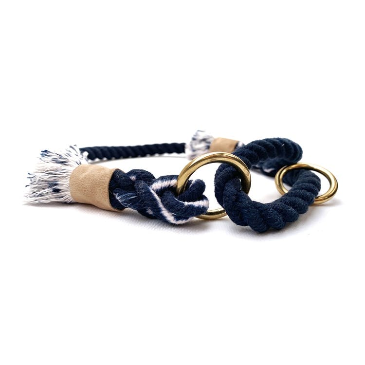 Blått hundhalsband av rep