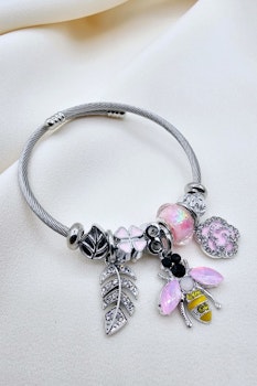 Pandora i stål med bi- och rosfigurer