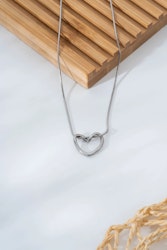 Hjärtat halsband av stålknut