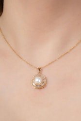 Pärldetaljerad stålhalsband