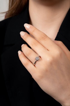 XUPING Stone Detaljerad Flower Figured Silver Färg Dam Ring
