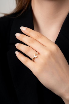 Justerbar ring med mån och stjärnfigur i guld