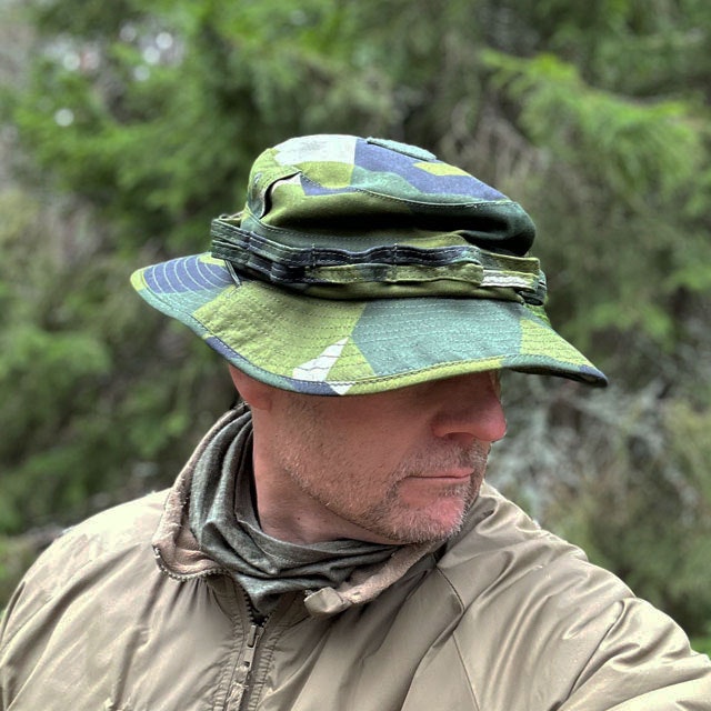 Floppy Hat M90 NCWR from TAC-UP GEAR seen on a slight angle on a model in the Swedish forest looking down