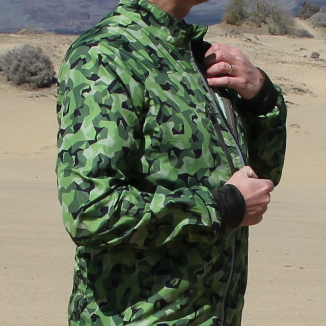 Running Jacket M90 MI during opening of front zipper.