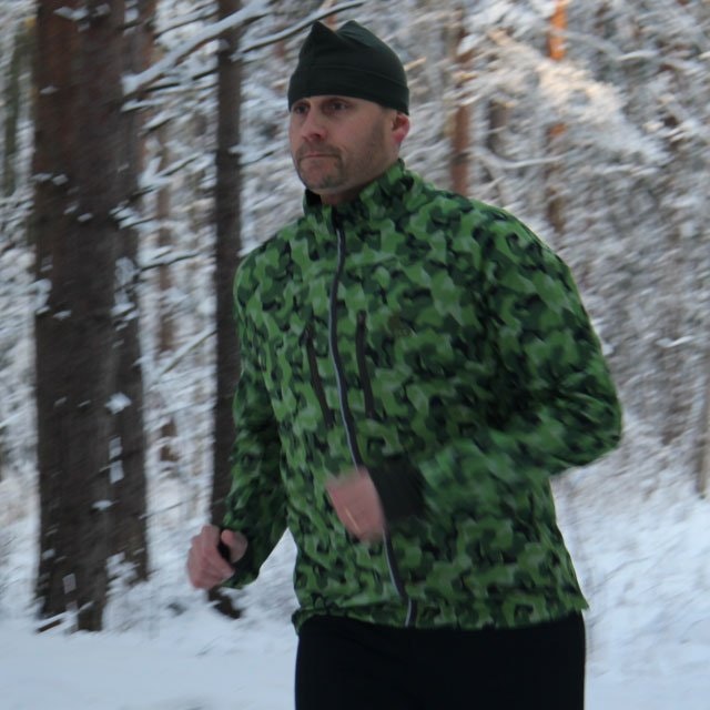 Running in the Swedish winter forest wearinf a Running Jacket M90 MI.