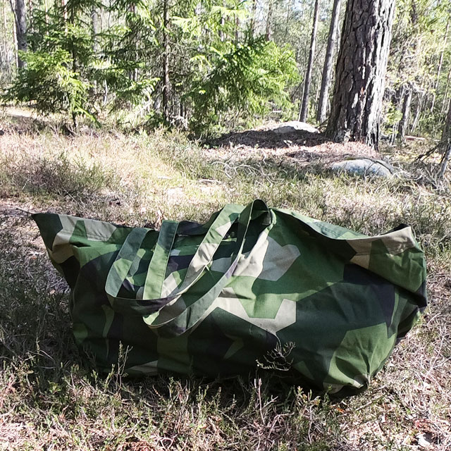 Very floppy the Biggie Bag M90 sinks down a bit when on the forest floor