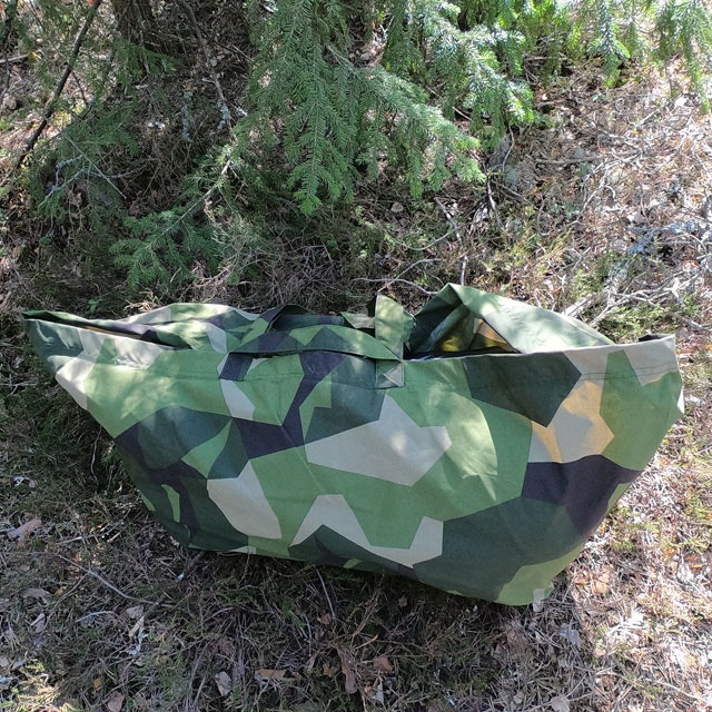 The camouflage on the Biggie Bag M90 melts in with its surroundings in the Swedish forest.