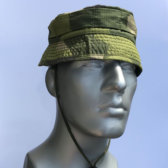 Mannequin wearing a Bush hat M90.