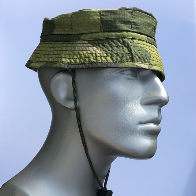 Side view of a Bush hat M90.