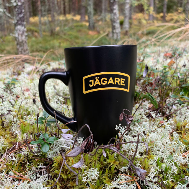 En Kaffemugg JÄGARE Black fungerar lika bra i skogen som på kontoret!