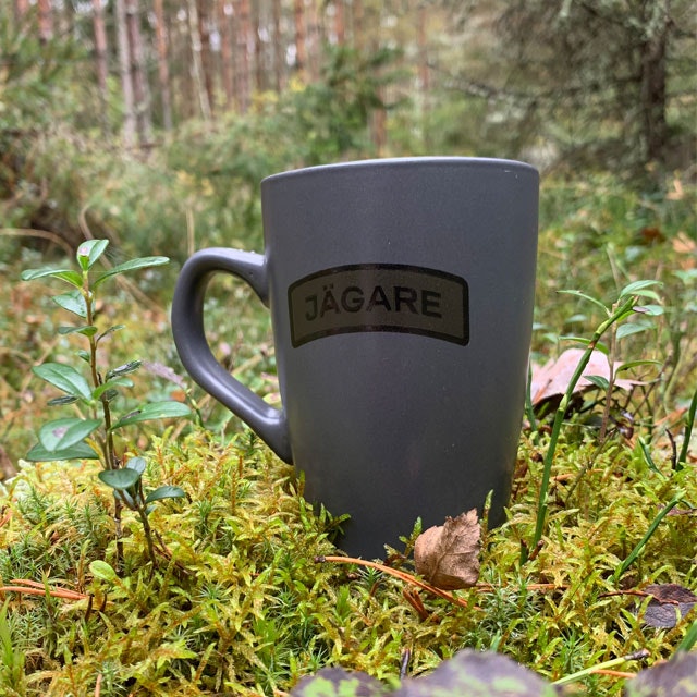 Kaffemugg JÄGARE Grey sedd snett framifrån