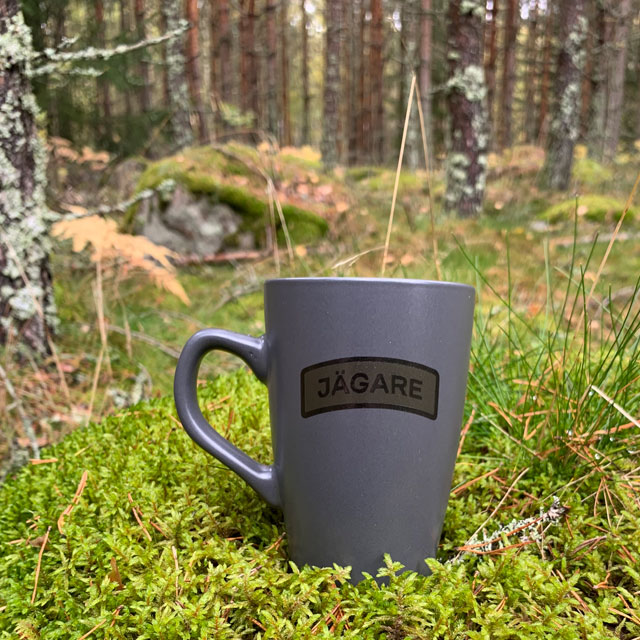 Funkar i skogen och på kontoret! En Kaffemugg JÄGARE Grey i mossan