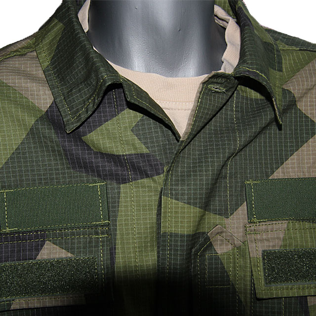 Front upper collar of a Field Shirt M90.