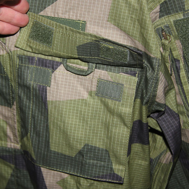 Breast pocket with open lid showing the sunglass holder loop on a Field Shirt M90.