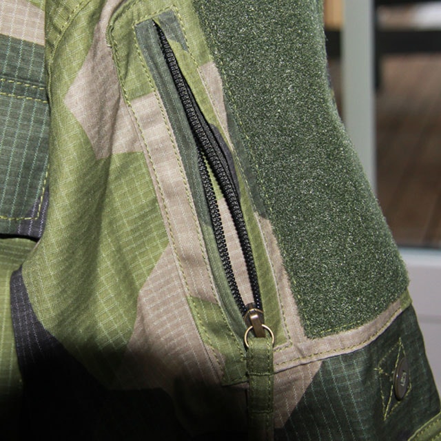 Arm pocket zipper on a Field Shirt M90.