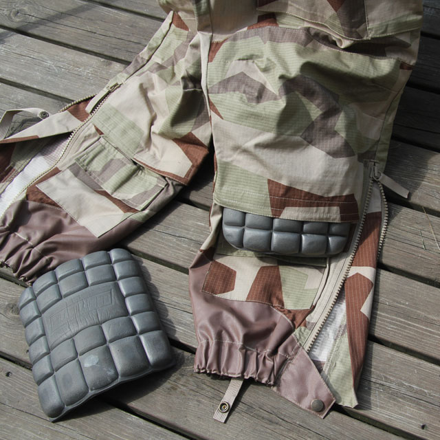 Showing the kneepad pockets on a pair of Field Trousers M90K Desert.
