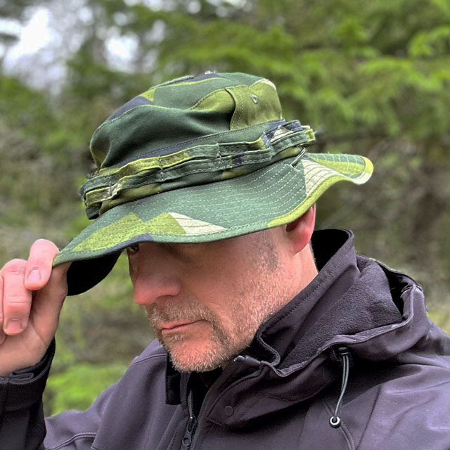 Floppy Hat M90 NCWR from TAC-UP GEAR seen on a slight angle on a model in the Swedish forest