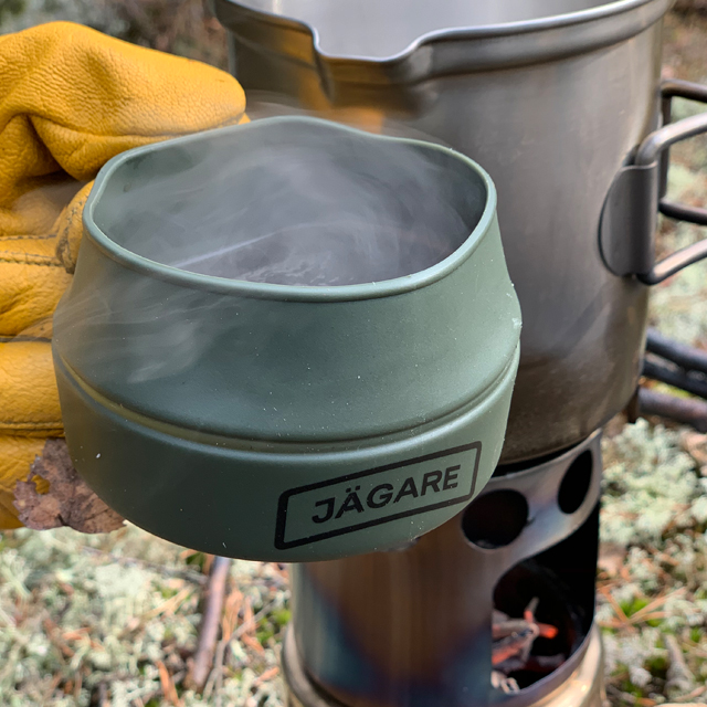 Hot smoking coffee in a Folding Cup JÄGARE OD Black/Green/Black in the Swedish forest