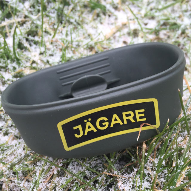 With frosty background this Folding Cup JÄGARE OD Yellow/Black/Yellow print really stands out.