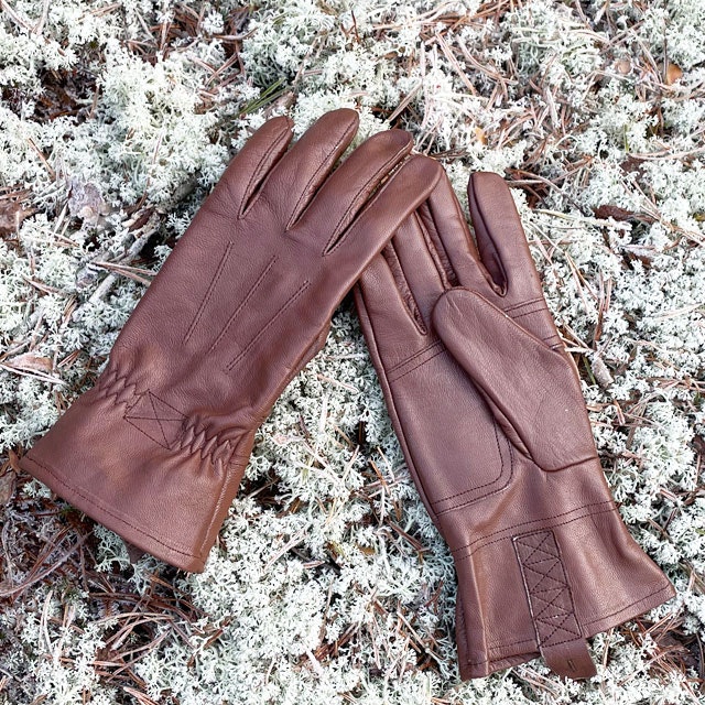 White moss background and a pair of Bushcraft Leather Glove Brown from TAC-UP GEAR