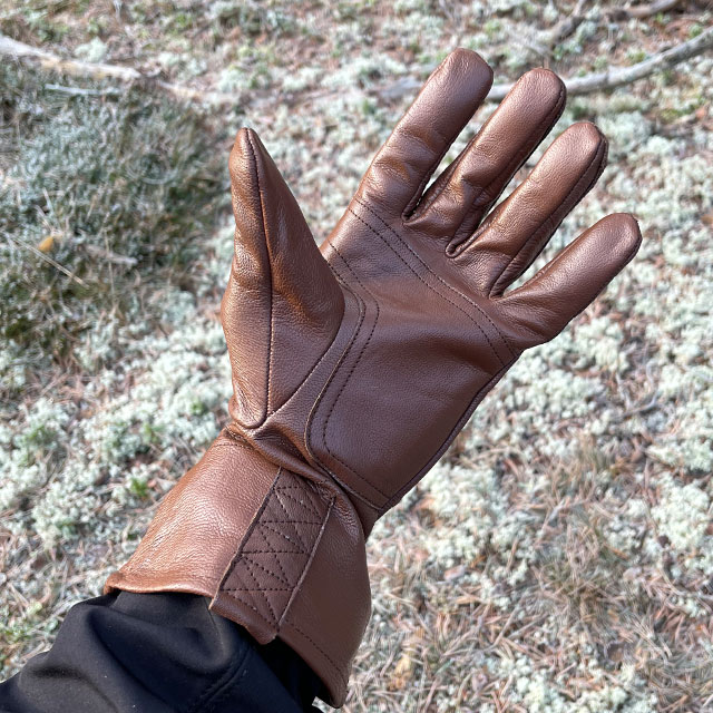 A Bushcraft Leather Glove Brown from TAC-UP GEAR showing its double layered palm