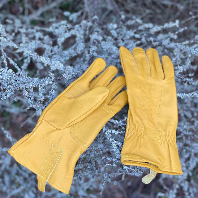 Bushcraft Leather Glove Cavalry from TAC-UP GEAR on frozen branches