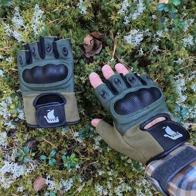 Short Finger Tactical Glove Green with Swedish forest background