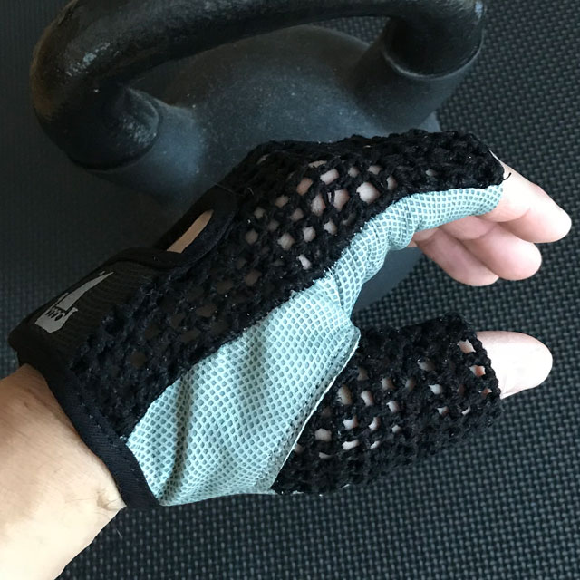 Sideview of a Training Glove Net Black.