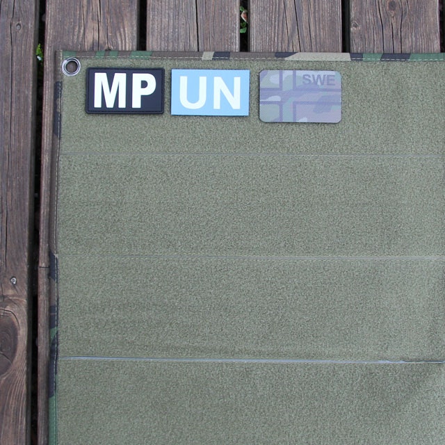 Militärpolis and United Nation patches for display on a Kardborre Wall Mat Display Green/Camo