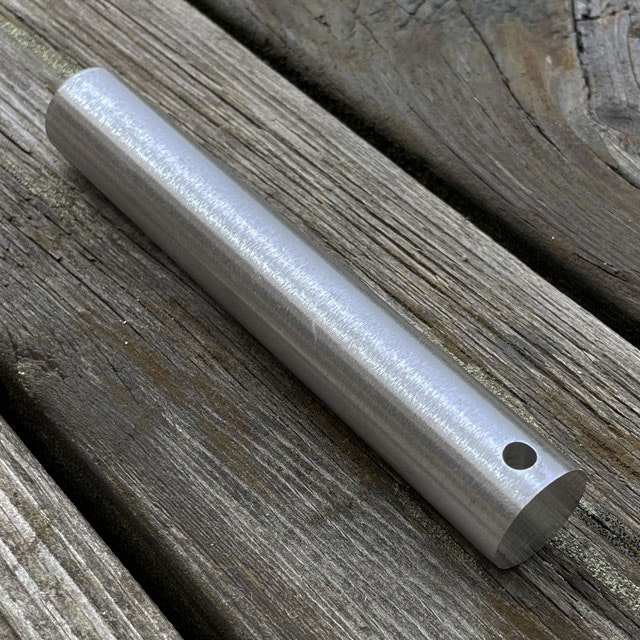 En Magnesiumstav 12,7 x 2 cm från TAC-UP GEAR sedd från sidan