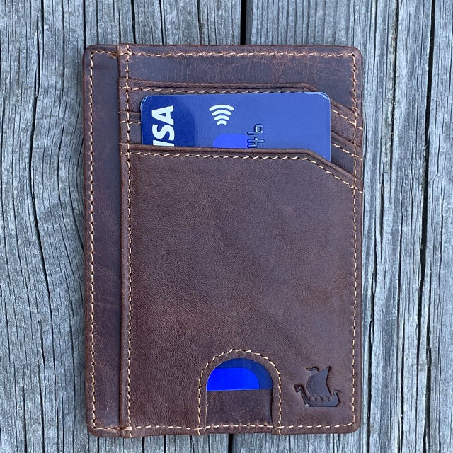 A blue Visa card in a Minimalistisk Plånbok Brun Läder from TAC-UP GEAR