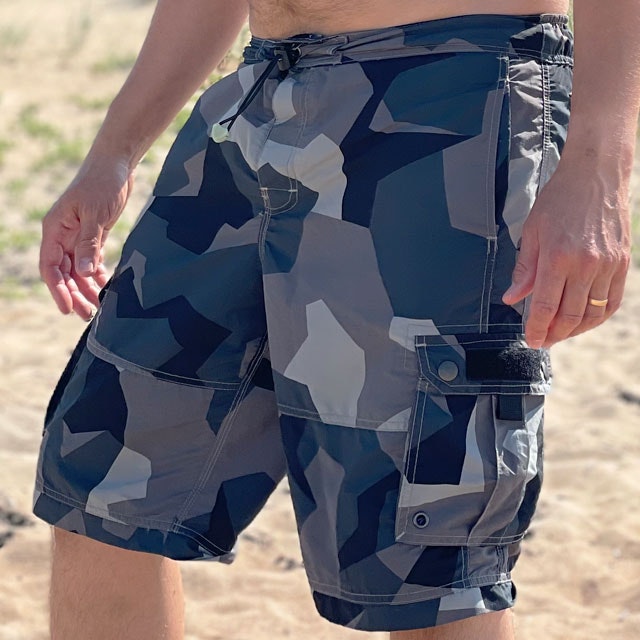 NEPTUNE Shorts M90 Grey worn on the beach