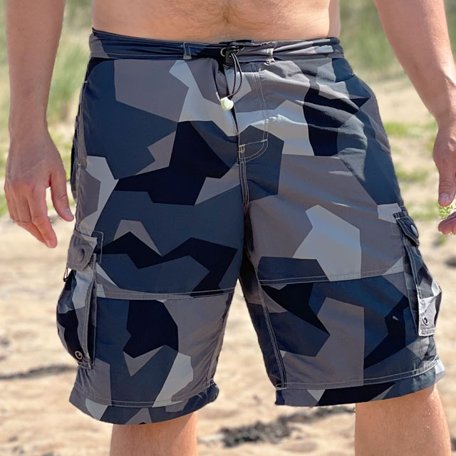 NEPTUNE Shorts M90 Grey worn in the sun seen from the front