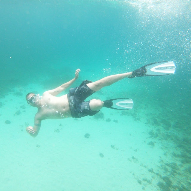 A diver with a NEPTUNE Shorts M90 Grey from TAC-UP GEAR under the sea