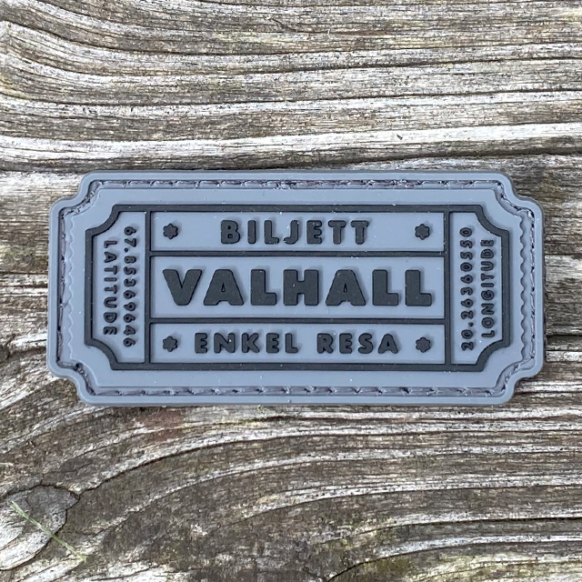 Biljett Valhall PVC Grå liggandes på ett golv av trä