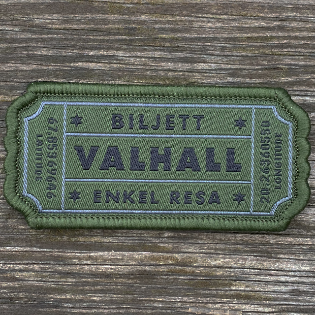 Biljett Valhall Militärgrön med träbakgrund