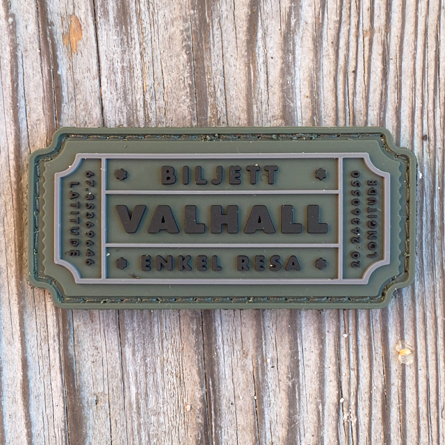 Biljett Valhall PVC Militärgrön liggandes på trägolv