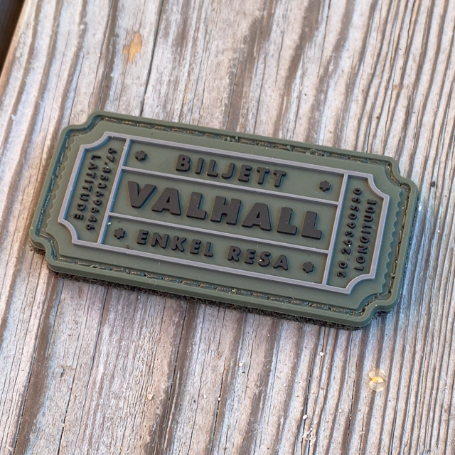 En Biljett Valhall PVC Militärgrön sedd snett från sidan