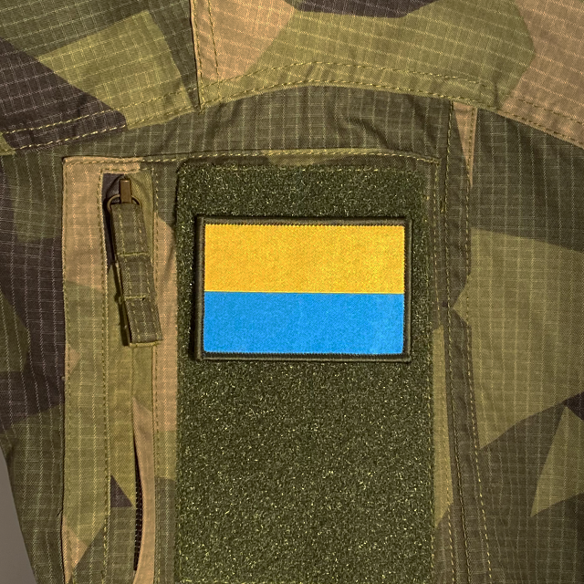 Blå-Gul Hook Patch mounted on a M90 camouflage shirt sleeve