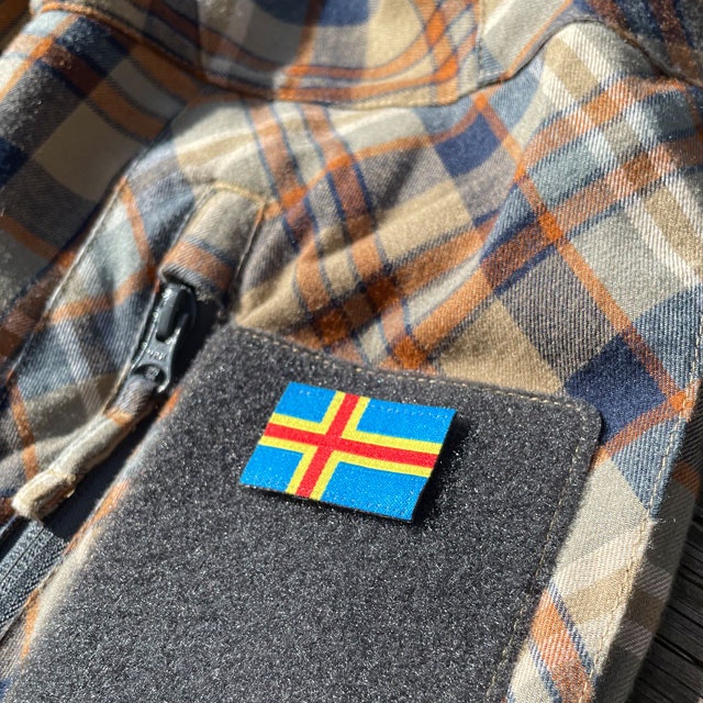 Åland Flag Hook Patch Small from TAC-UP GEAR mounted on the sleve with hook and loop on a shirt