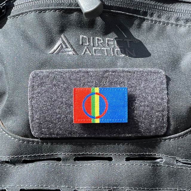 A Sámi Flag Hook Patch Small from TAC-UP GEAR mounted with hook and loop on a grey rucksack