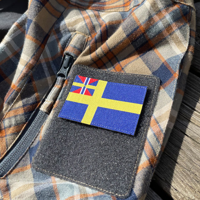 Ett Sveriges handelsflagga 1844–1905 från TAC-UP GEAR monterat på kardborre ärm sedd från sidan