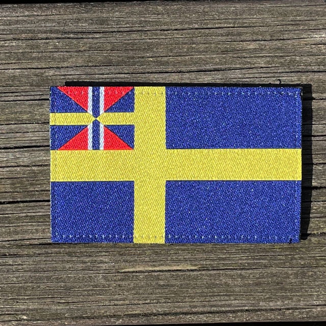 Sveriges handelsflagga 1844–1905 från TAC-UP GEAR liggandes på brädor