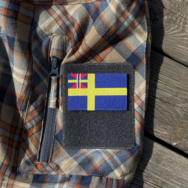Ett Sveriges handelsflagga 1844–1905 från TAC-UP GEAR monterat på kardborre ärm