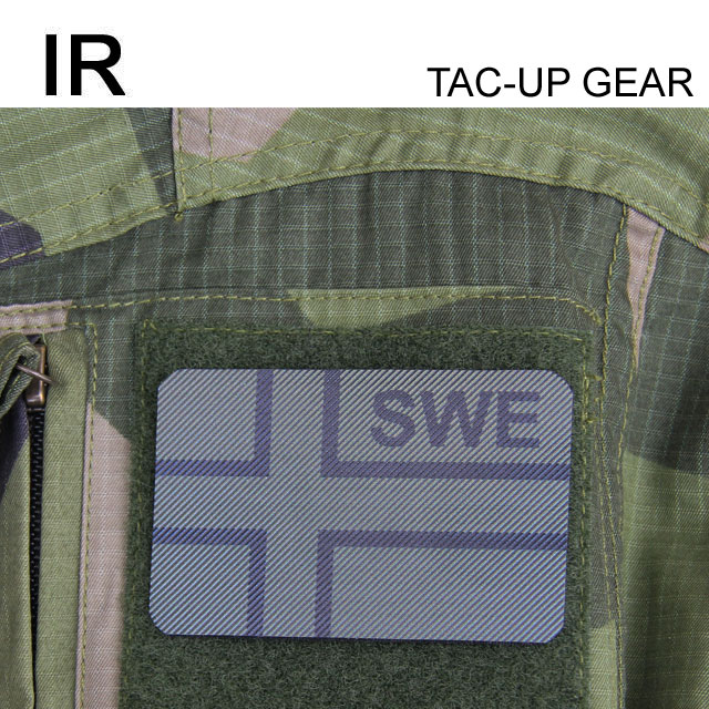 Ett IR - SWE Flagga Dual IFF Grön/Svart märke monterat på ärmen på en Field Shirt M90.