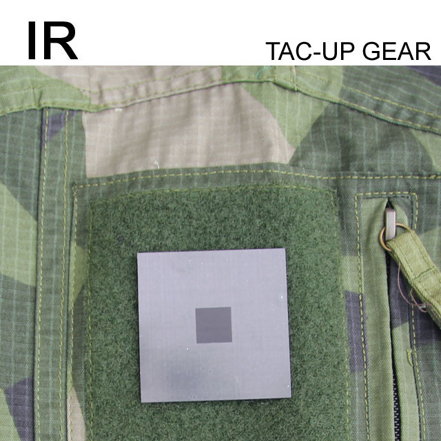 IR and FLIR IFF ID Märke Grön monterad på en ärm på en Field Shirt M90.