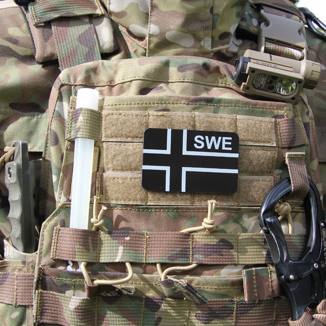 IR - SWE Flagga IFF Svart/Grå